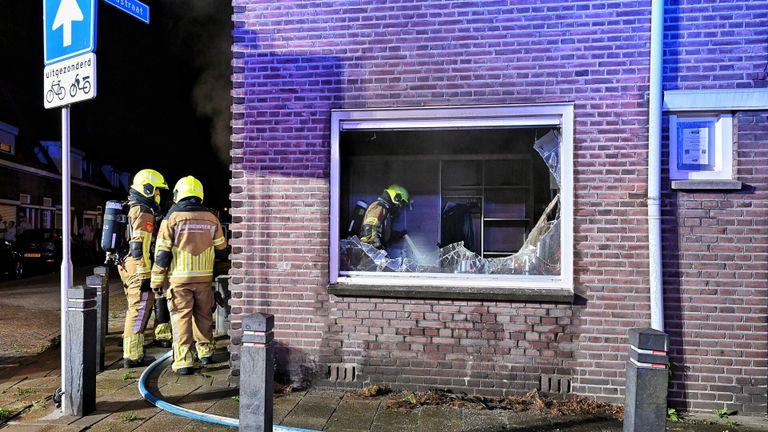 De brandweer bluste de slaapkamer in Tilburg, maar daar bleef weinig van over.