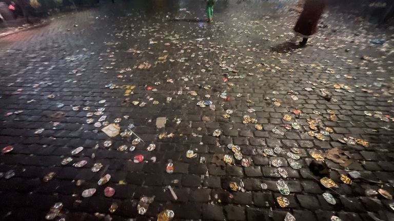 Veel blikwerk op de grond na de jaarlijkse Klûntocht in Breda.