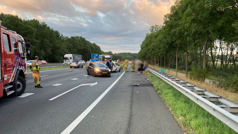 Het ongeluk op de A17 gebeurde bij Moerdijk (foto: Twitter Rijkswaterstaat).