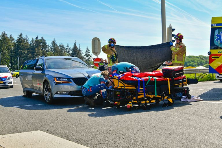 De motorrijder is verzorgd en naar een ziekenhuis gebracht (foto: Rico Vogels/SQ Vision).