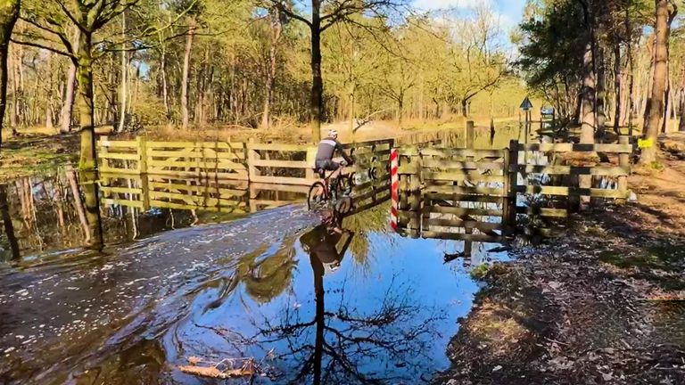 Deze fietser waagt de gok (foto: Dtv Nieuws).