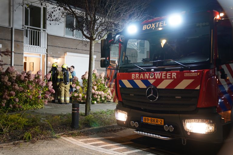 De brandweer bij het huis waar de oven problemen veroorzaakte (foto: Bart Meesters/Meesters Multi Media/SQ Vision).