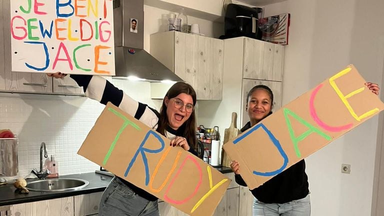 Mila en Rebecca uit Tilburg staan vandaag langs het parcours in Eindhoven voor Jace en Trudy.
