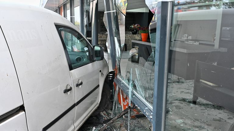 De schade aan de pui van de winkel is aanzienlijk (foto: Toby de Kort/SQ Vision).