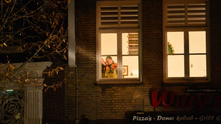 De brandweer deed metingen in appartementen boven een pizzazaak aan de Haven in Breda (foto: Perry Roovers/SQ Vision).