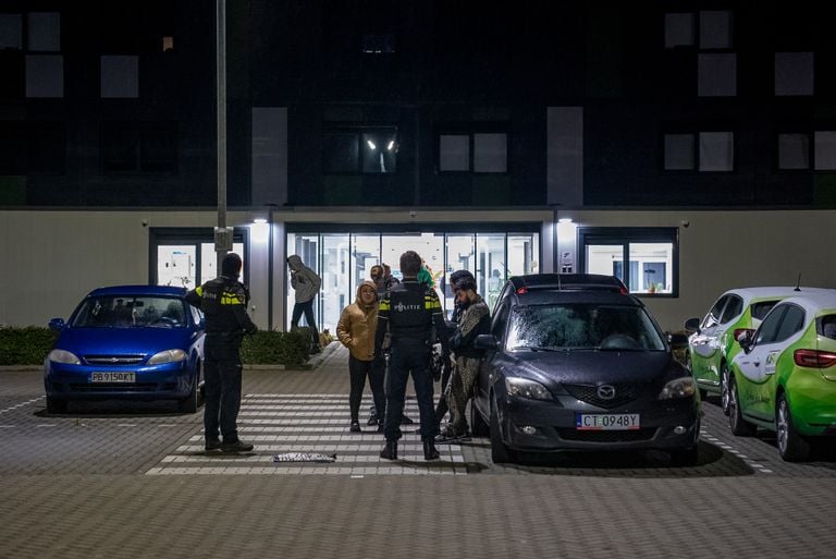De steekpartij vond plaats bij KAFRA Housing aan de Professor Veltmanweg in Waalwijk (foto: Iwan van Dun/SQ Vision).
