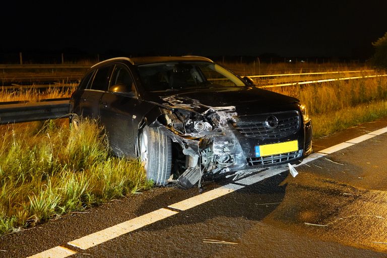 De bestuurder van de auto die achterop de andere auto reed, is aangehouden (foto: Jeroen Stuve/SQ Vision).