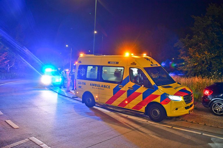 De bebloede fietser is in een ambulance nagekeken en naar een ziekenhuis gebracht (foto: Rico Vogels/SQ Vision).