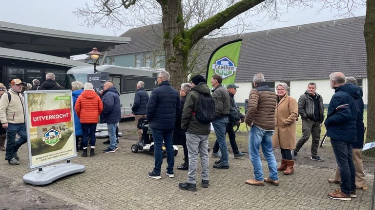 Mensen stonden in de rij voor de Camperbeurs