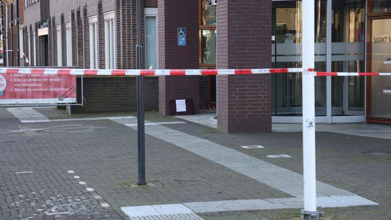 Het koffertje bij het gemeentehuis (foto: Marco van den Broek / SQ Vision).