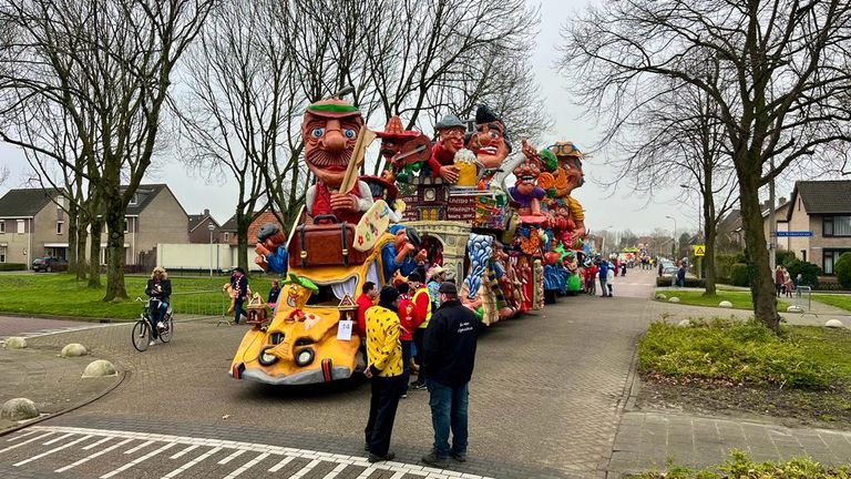 Vanaf elf minuten over één trokken 23 wagens en acts door Strienestad, gemeente Steenbergen (foto: Raoul Cartens).