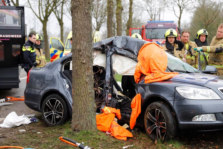 Twee inzittenden moesten uit de auto bevrijd worden (foto:SK-Media).