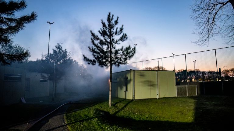 Bij de brand kwam veel rook vrij (foto: Jack Brekelmans/SQ Vision Mediaprodukties).