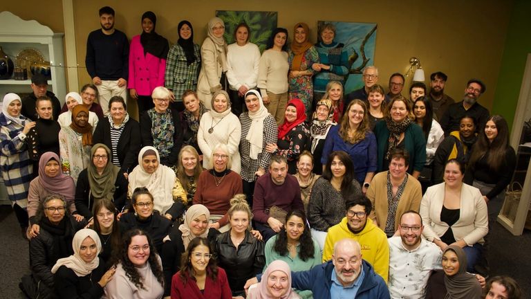 Een deel van de vrijwilligers van de stichting (foto: Leyla Kalender).