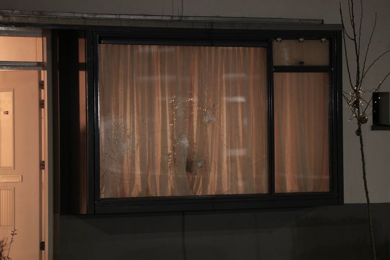 In het raam van het huis aan de Poolsestraat in Boxtel zijn meerdere inslagen te zien (foto: Sander van Gils/SQ Vision).