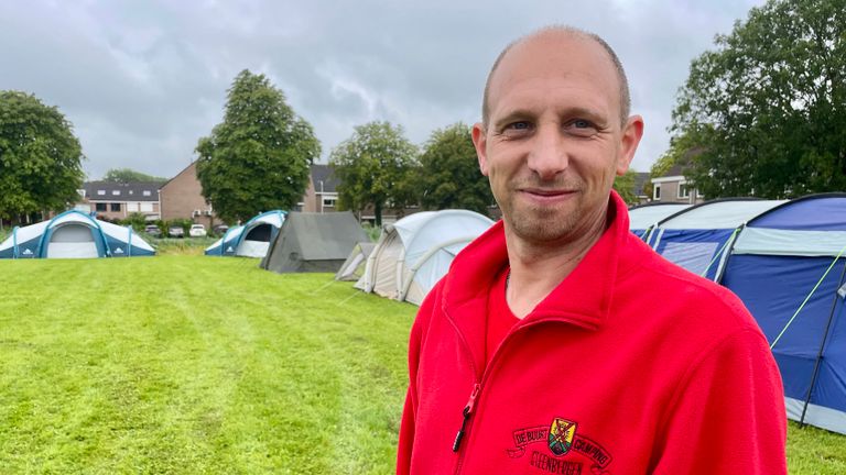 Initiatiefnemer Dennis Kulik van de buurtcamping in Steenbergen (foto: Erik Peeters)