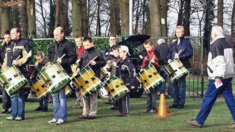 Mart (rechts op de foto) instrueert 'zijn jongens' van het Gilde Sint Antoinus Abt-Nuland