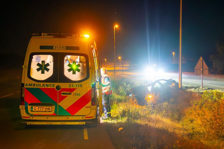 De bestuurder van de gecrashte auto werd nagekeken door ambulancepersoneel (foto: Gabor Heeres/SQ Vision).