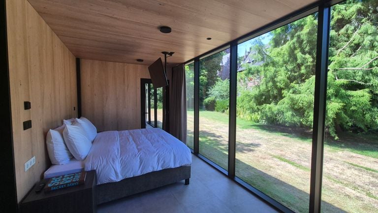 Een van de drie hotelkamers van GEM in de kasteeltuin (foto: Collin Beijk).