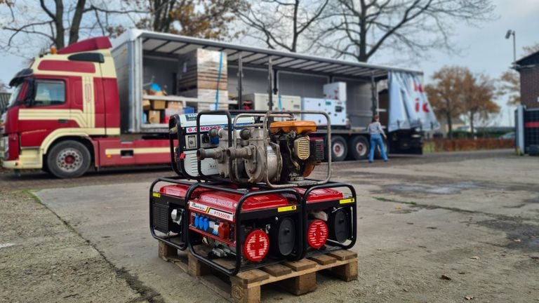 De laatste generatoren die nog in de vrachtwagen gezet moeten worden De (Foto: Omroep Brabant). 