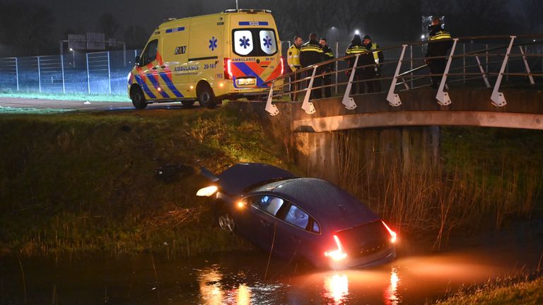 De auto belandde in een sloot (foto: Perry Roovers/SQ Vision).