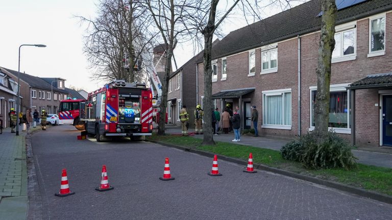 De brandweer kreeg een melding van een schoorsteenbrand aan de Nieuwe Brouwerstraat in Oss (foto: Gabor Heeres/SQ Vision).