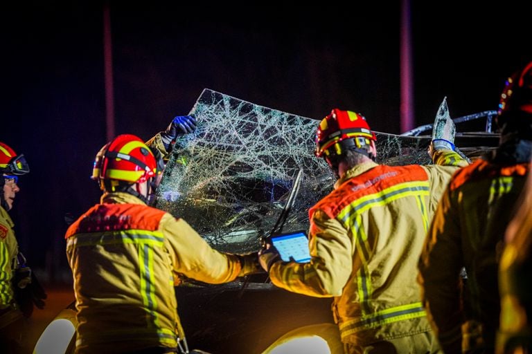 De brandweer bevrijdde de bestuurder uit de bestelbus (foto: SQ Vision).