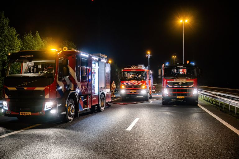 De snelweg werd afgesloten zodat de hulpverleners de ruimte hadden om hun werk te kunnen doen (foto: Jack Brekelmans/SQ Vision).