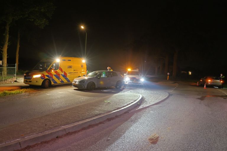 Ambulance en politie op de plek waar de wagens botsten (foto: Persbureau SK-Media/SQ Vision).