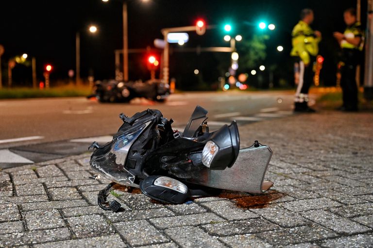 De aanrijding vond rond drie uur zaterdagnacht plaats. 