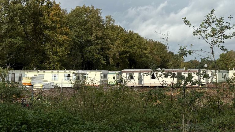 De caravans op het terrein naast camping De Witte Plas (foto: Erik Peeters).