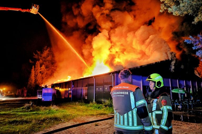 De brandweer schaalde groots op om het vuur te bestrijden (foto: Toby de Kort/SQ Vision).