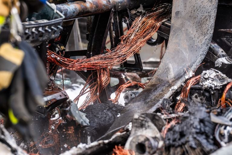 De auto brandde helemaal uit (foto: Dave Hendriks/SQ Vision).