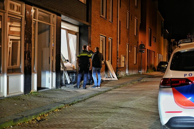 Agenten inspecteren de situatie (foto: Toby de Kort/SQ Vision Mediaprodukties).