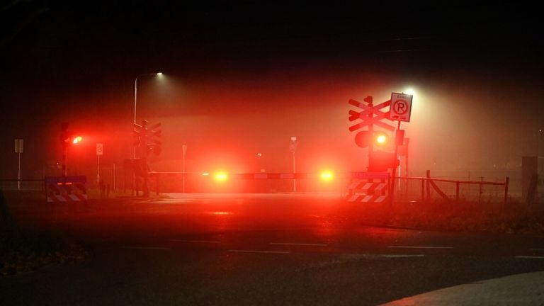 De mist maakte het oversteken van de spoorwegovergangen nog gevaarlijker dan anders (foto: Toby de Kort/SQ Vision).