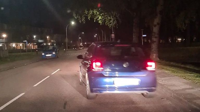 De automobiliste viel op door haar onzekere rijstijl (foto: Instagram wijkagenten Waalwijk).