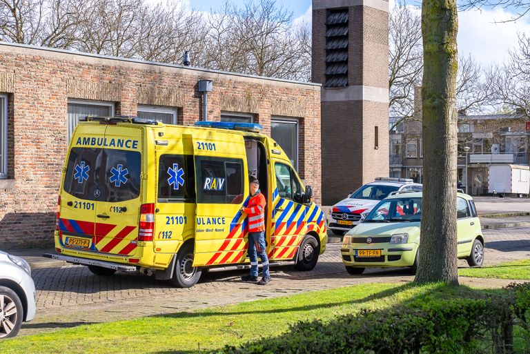 Diverse hulpdiensten werden opgeroepen vanwege de gestoken man in het huis aan Cesar Francklaan in Den Bosch (foto: Iwan van Dun/SQ Vision).