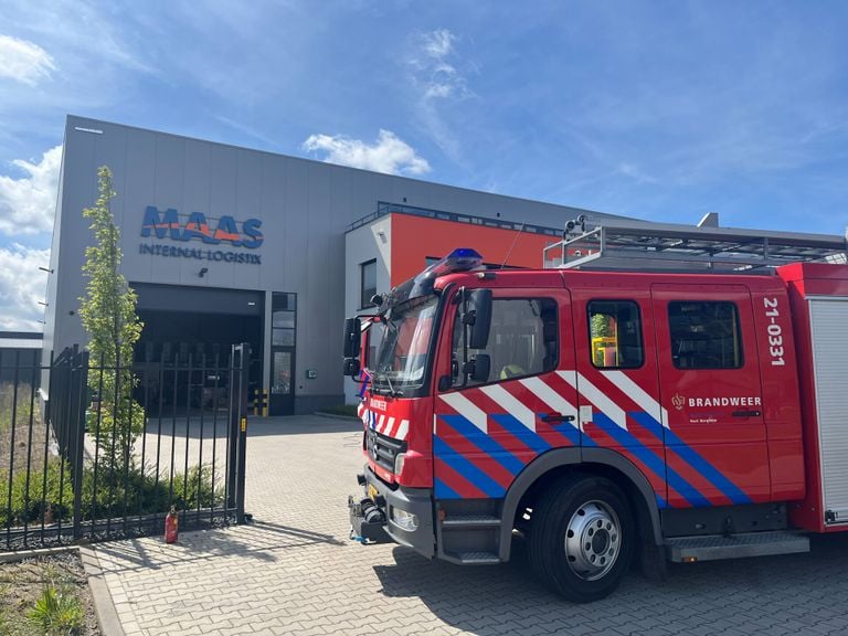 De brandweer werd ingezet bij het bedrijf aan het Veersemeer in Oss (foto: Gabor Heeres/SQ Vision).