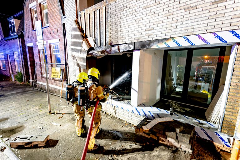 De brandweer bluste het vuur (foto: Marcel van Dorst/Eye4Images).