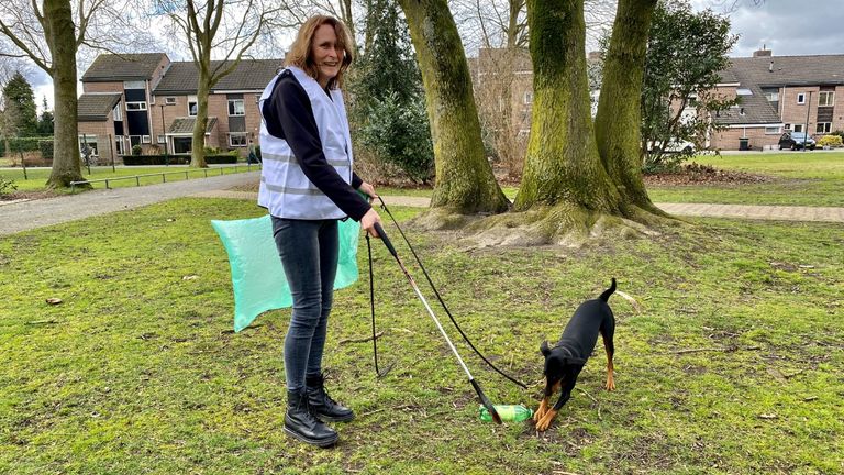 Thea Heijkoop met Nala op jacht naar zwerfafval 