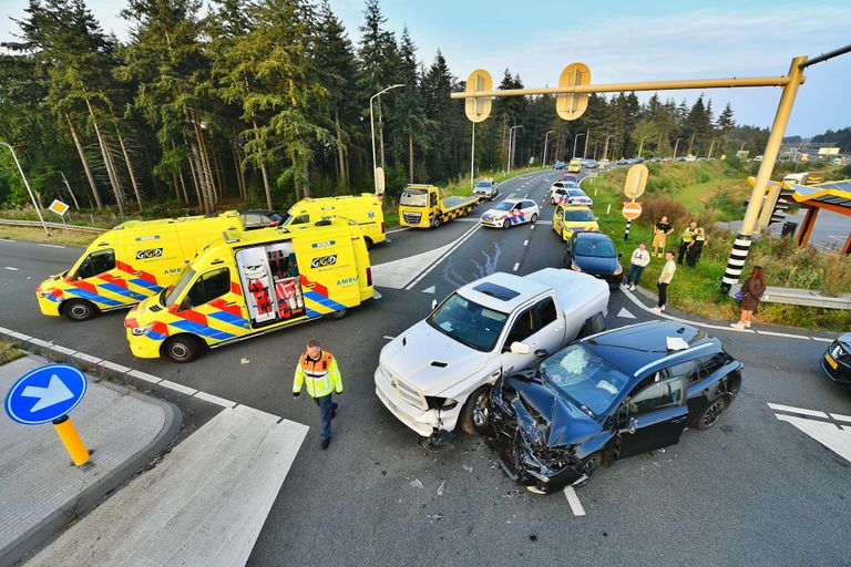 Politie, ambulance en een bergingsbedrijf werden na de melding ingeschakeld (foto: Rico Vogels/SQ Vision).