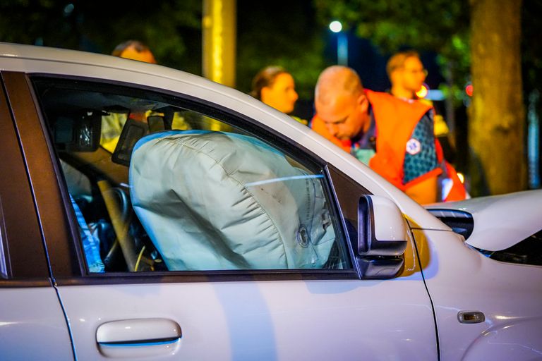 Twee betrokkenen zijn na de botsing naar een ziekenhuis gebracht (foto: SQ Vision).