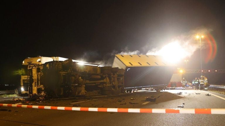 De vrachtwagen die kippen vervoerde raakte een remmende vrachtwagen voor hem (foto: Bart Meesters).