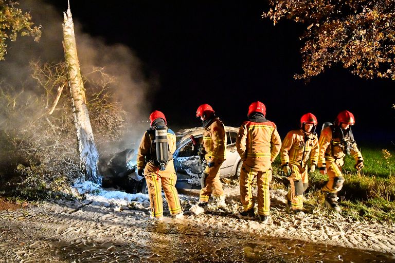 De brandweer bluste de auto in Eersel (foto: Rico Vogels/SQ Vision).