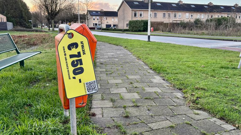 Een afvalbak met een prijskaartje (foto: Erik Peeters).