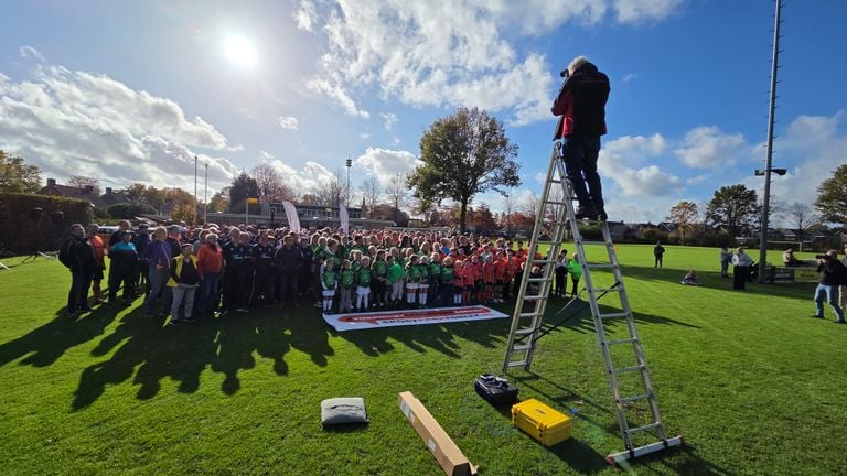 Halve dorp met een kussen onder sportshirt op de foto (foto: Noël van Hooft).