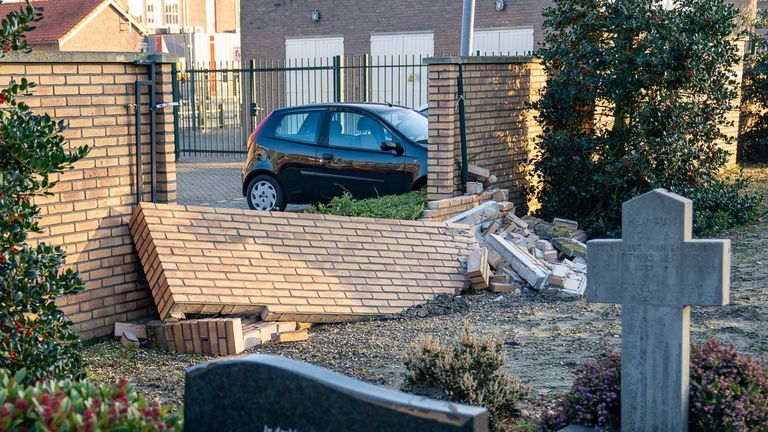 De omgevallen muur bij de Sint-Janskerk in Waalwijk (foto: Iwan van Dun/SQVision).