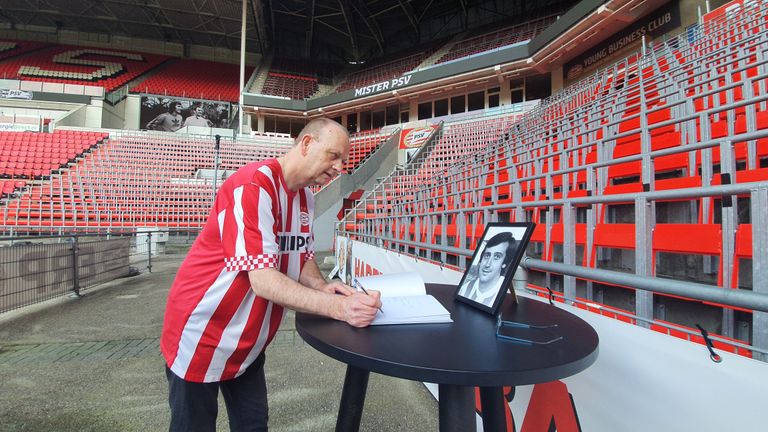 PSV-fan Bert tekent het condoleanceregister van zijn 'held'