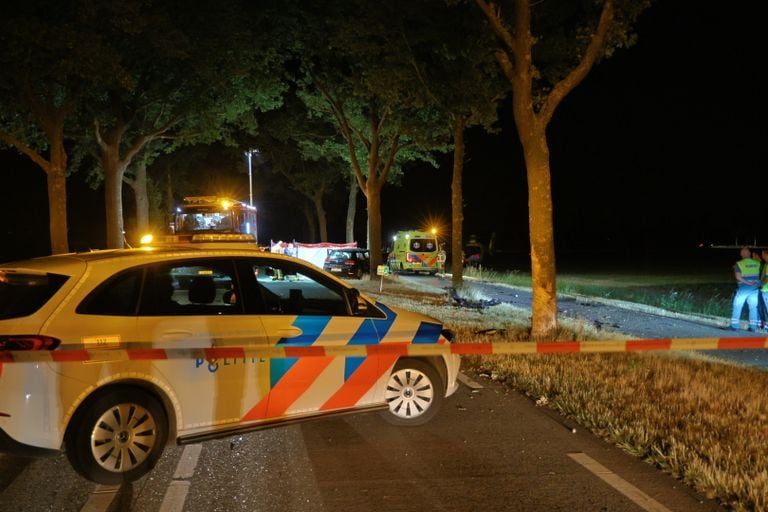 Diverse hulpverleners kwamen naar de N277 na het dodelijke ongeluk (foto: SK-Media).