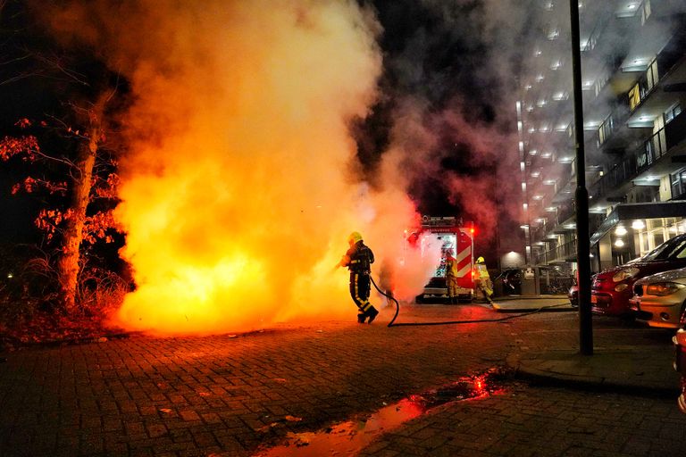 Bij het blussen van de auto in Oosterhout kwam veel rook vrij (foto: Jeroen Stuve/SQ Vision).